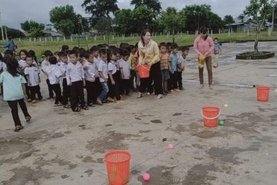 Học sinh các khối tham gia trò chơi Dân gian Chào mừng 26/3 ngày Thành lập Đoàn TNCSHCM