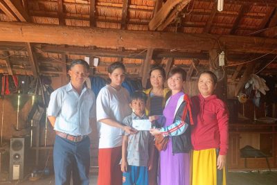 Cô, thầy và các bạn học sinh thăm hỏi và ủng hộ học sinh bị cháy nhà tại Thôn buôn