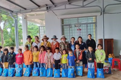 ĐOÀN THIỆN NGUYỆN TRAO QUÀ CHO HỌC SINH NGHÈO