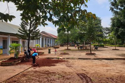 Lãnh đạo nhà trường cùng giáo viên và nhân viên lao động đầu năm chuẩn bị cho năm học mới