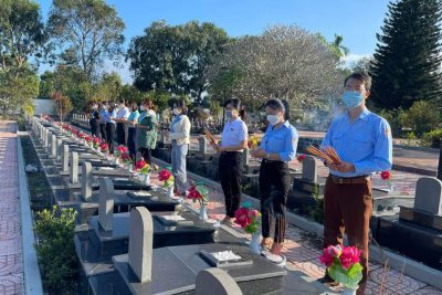 Thăm viếng nghĩa trang liệt sĩ nhân ngày 22/12/2021