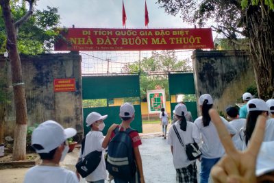 HỌC SINH tham quan dã ngoại tìm hiểu lịch sử địa phương