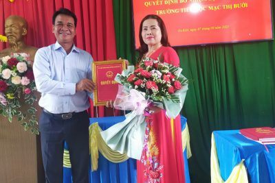 UBND HUYỆN TRAO QUYẾT ĐỊNH BỔ NHIỆM LẠI HIỆU TRƯỞNG TRƯỜNG TH MẠC THỊ BƯỞI